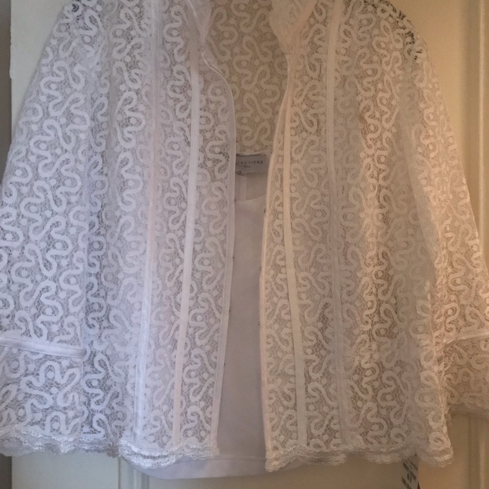 New White lace blouse w/ shell bell sleeve